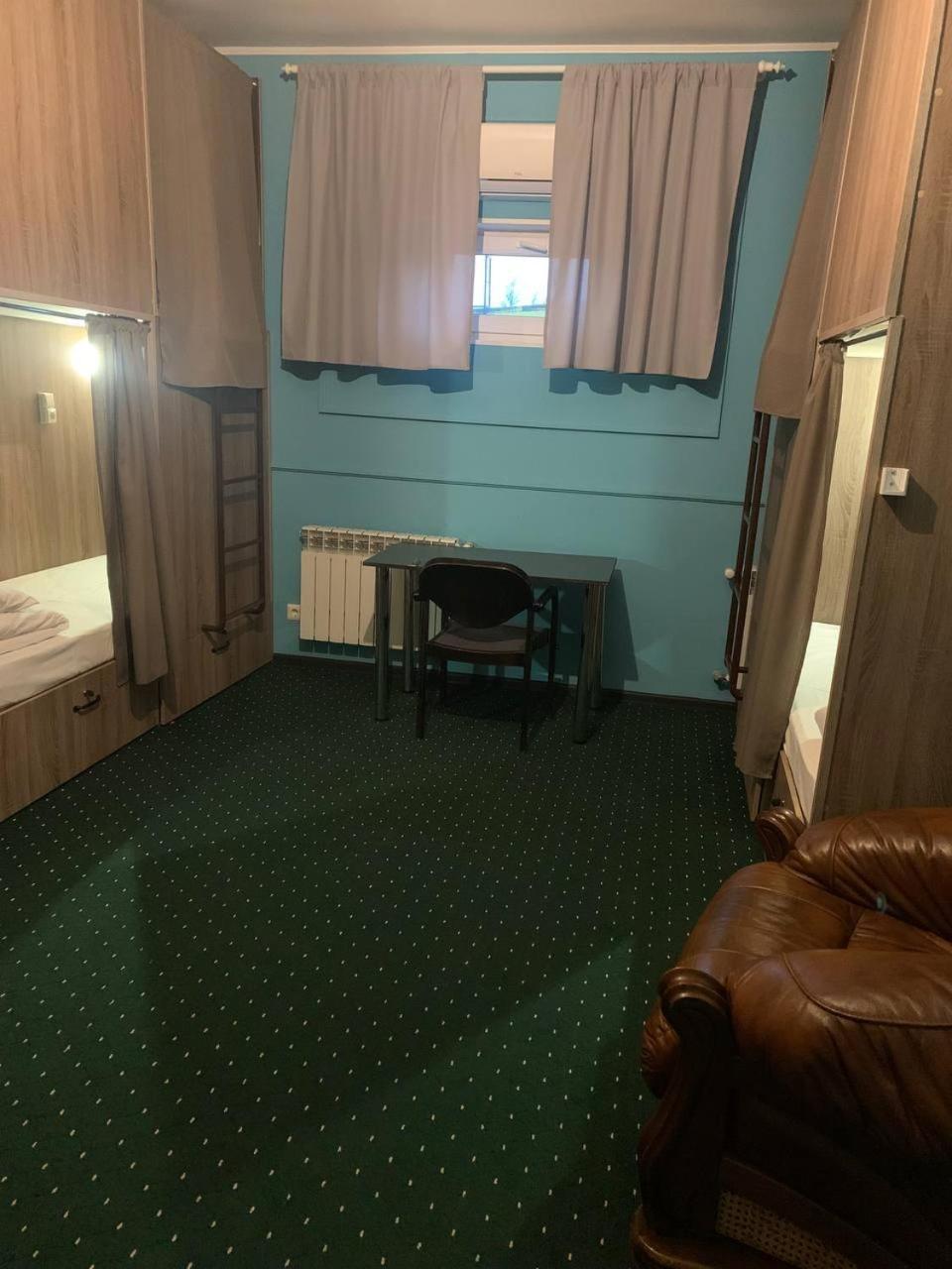 All Eyes Hostel Kamianets Podilskyi Bagian luar foto